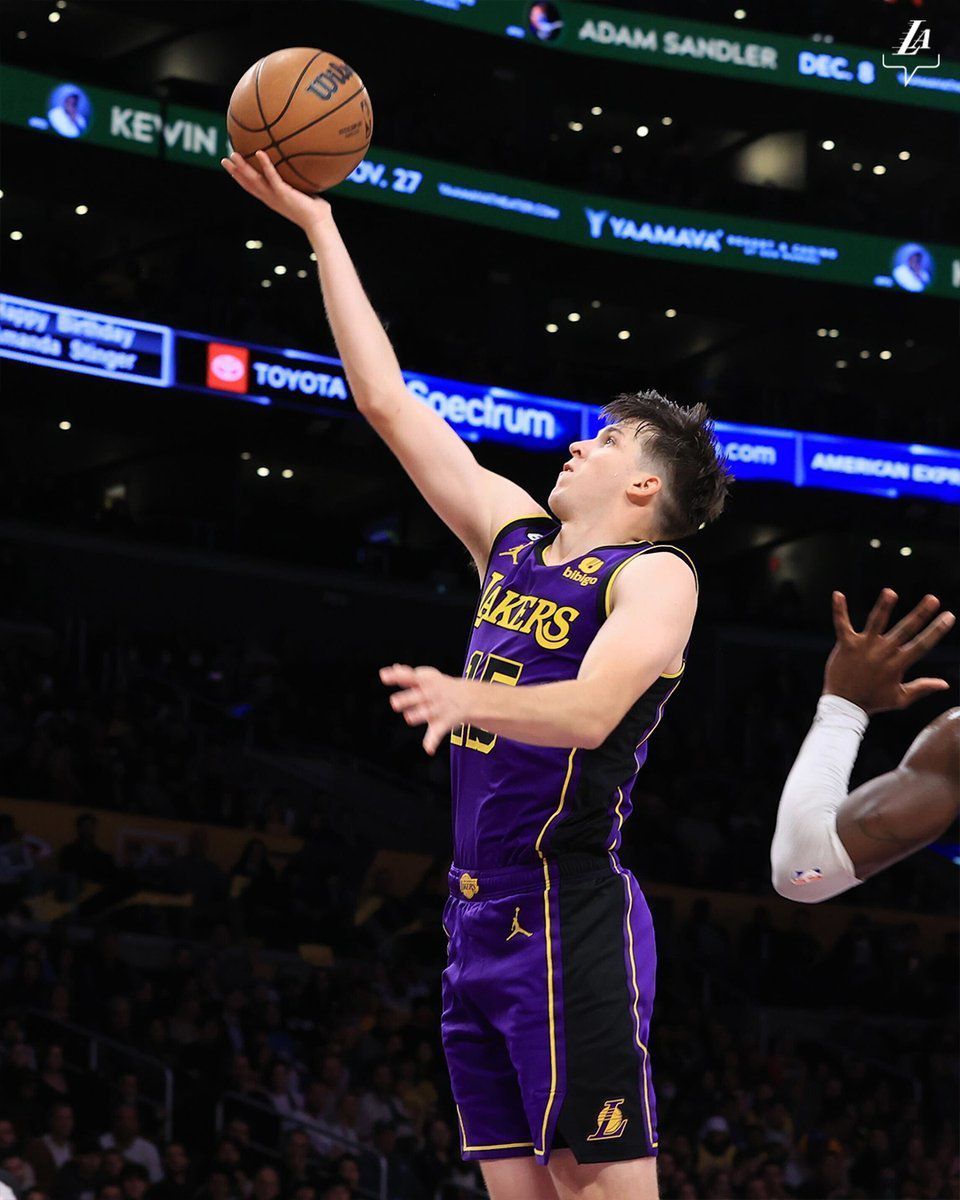 第87分钟，红星右路定位球开到禁区米亚托维奇门前推射打在立柱上，随后裁判吹罚越位在先。